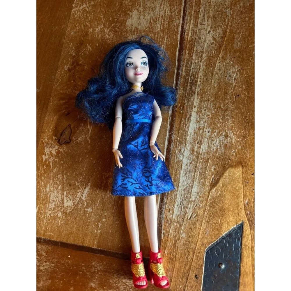 Disney Descendants Evie Royal Yacht Ball doll